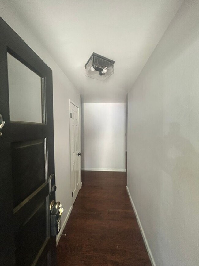 Building Photo - 3 Bedroom 2 Bathroom Centrally Located Near Shopping and Restaurants!