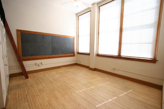 Foto del edificio - 100 Broadway Blvd NE