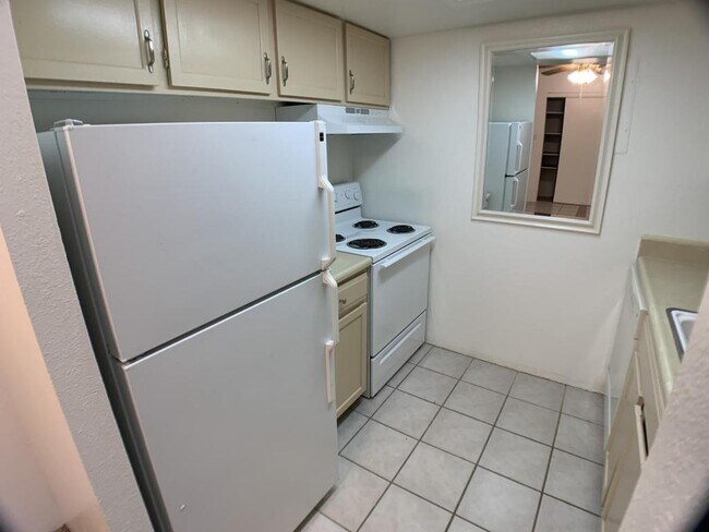 Building Photo - 1250 Golden Circle  Unit 408