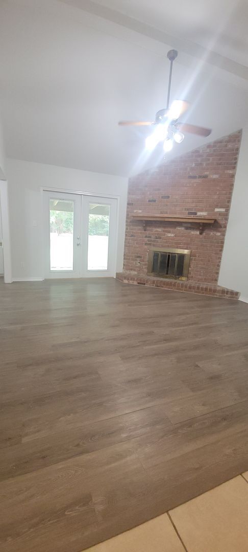 Foto del edificio - Beautiful 3 bedroom/2 bath with fireplace ...