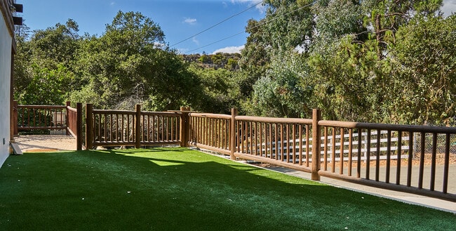 Entry Deck - 373 Loftyhill Dr