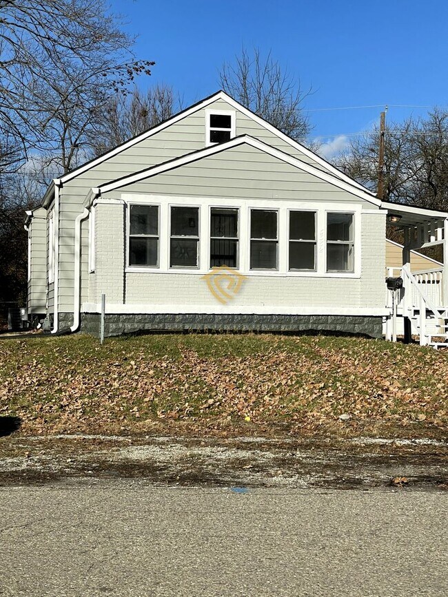 Foto del edificio - Amazing, Updated, Irvington, 3 Bedroom/1 B...