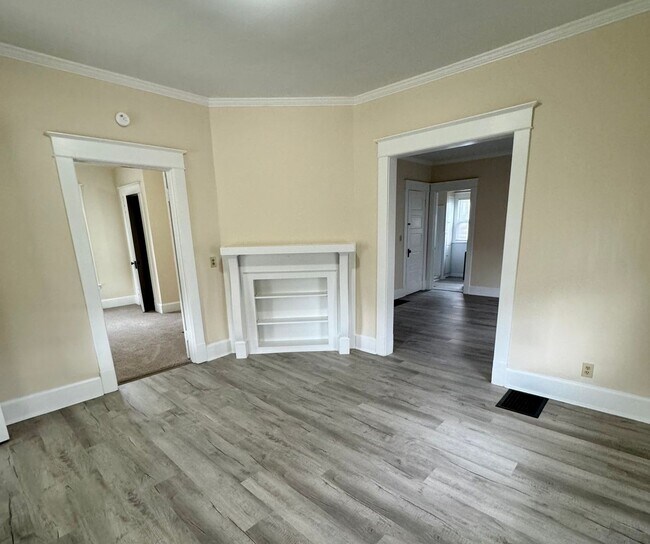 Building Photo - 2 Bedroom House Close to Sunset Park