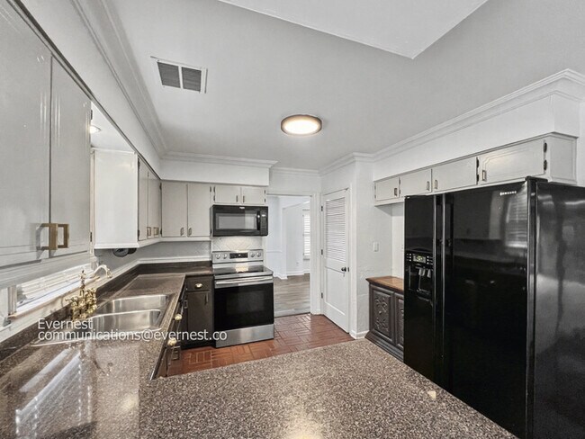 Foto del edificio - Beautiful 4-Bedroom Home with Modern Amenities / Pet-Friendly / Available Now!