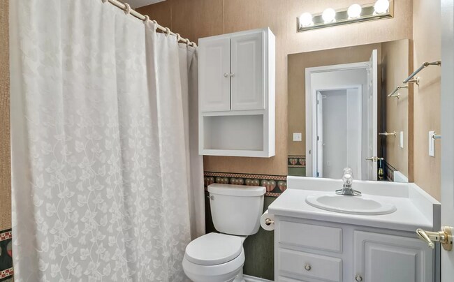 Building Photo - 3 Bedroom Condo Available for Immediate Mo...