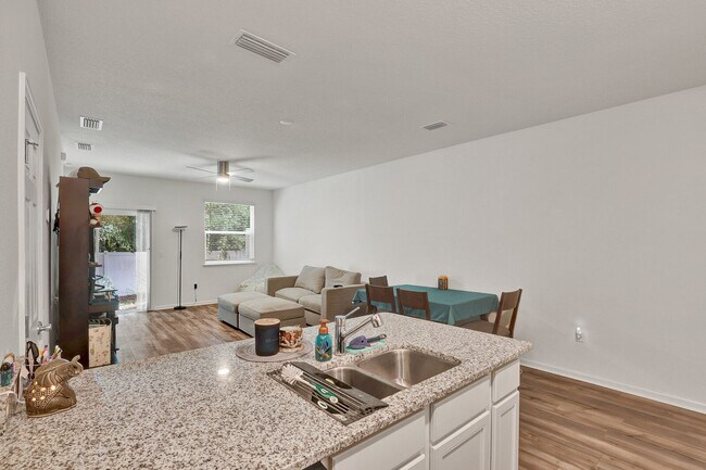 Building Photo - Like new 2 bedroom/ 2.5 bathroom townhome ...