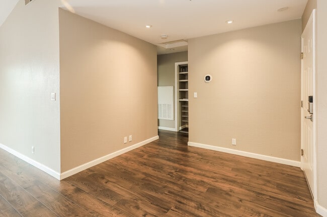 Building Photo - 1410 Bel Air Dr
