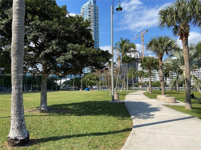 Foto del edificio - 1900 N Bayshore Dr