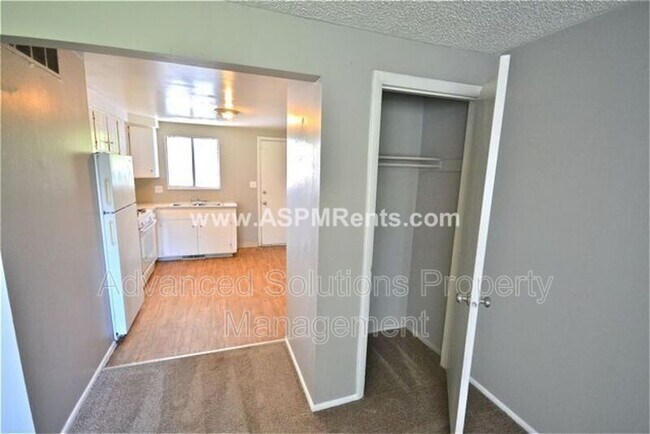 Building Photo - 2000 7800