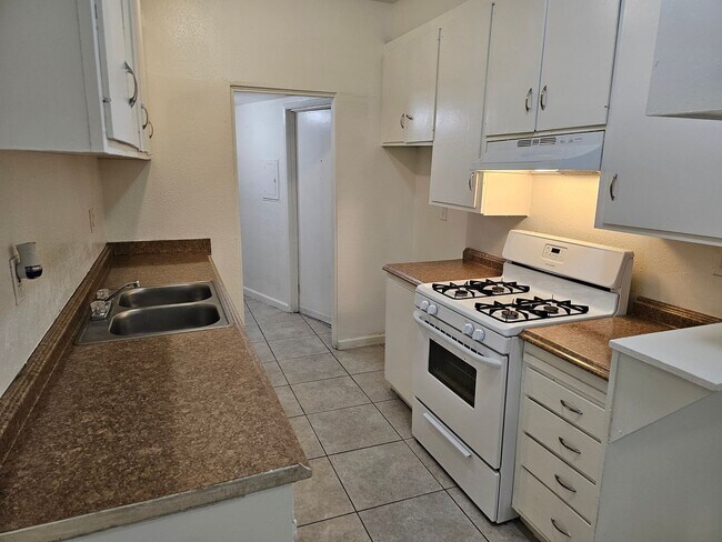 Building Photo - (Section-8 Ok) 3-Bed Apartment home with C...