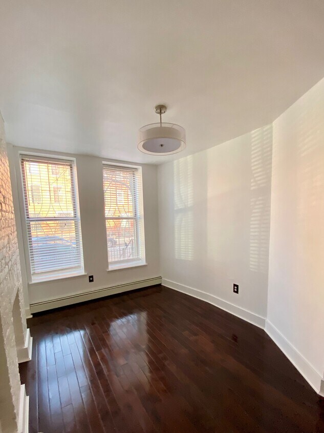 Primary Photo - 184 Hull St