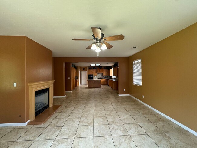 Building Photo - MOVE IN SPECIAL! Beautiful Northwest Locat...