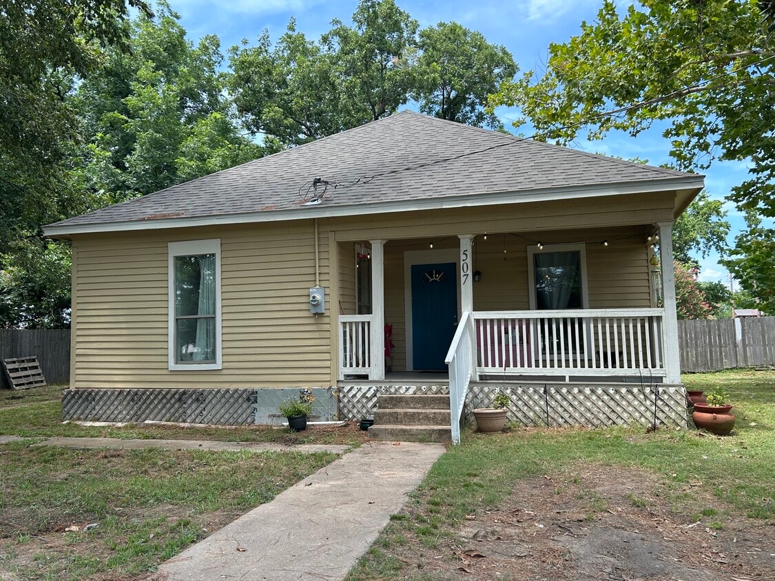 Building Photo - 507 W Smith St