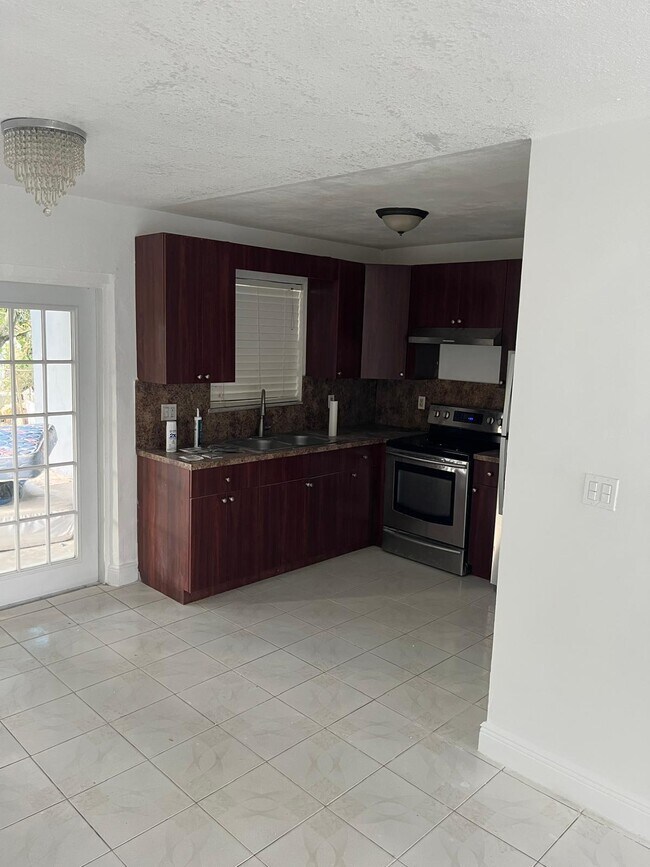 Foto del edificio - 5315 NW 16th Ct