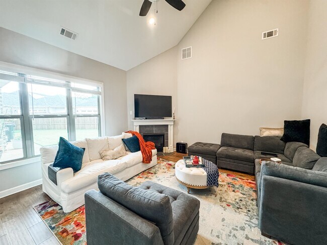 Foto del edificio - 512 Dogwood Valley Dr