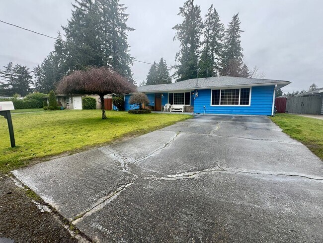 Foto del edificio - Charming 3-Bedroom Home in Lakewood with Spacious Yard & Modern Comforts