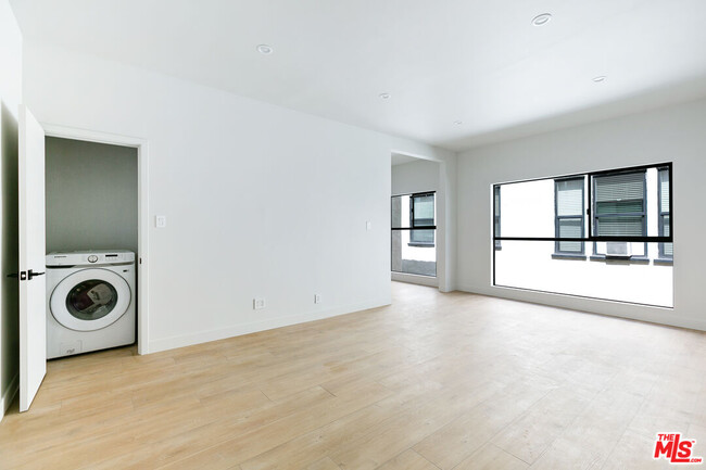 Foto del edificio - 7223 Willoughby Ave