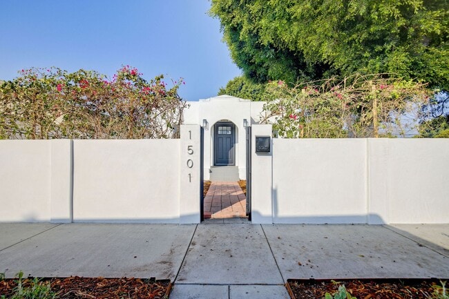 Foto del edificio - 3/2 House Spanish Bungalow for Rent!! Sect...