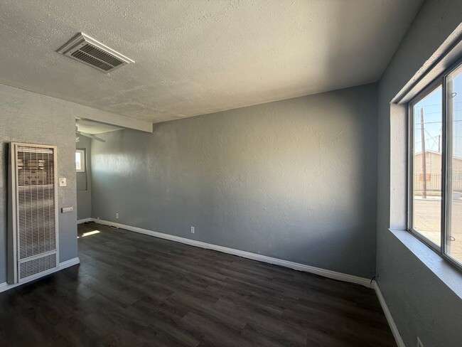 Building Photo - 400 W Fredricks St