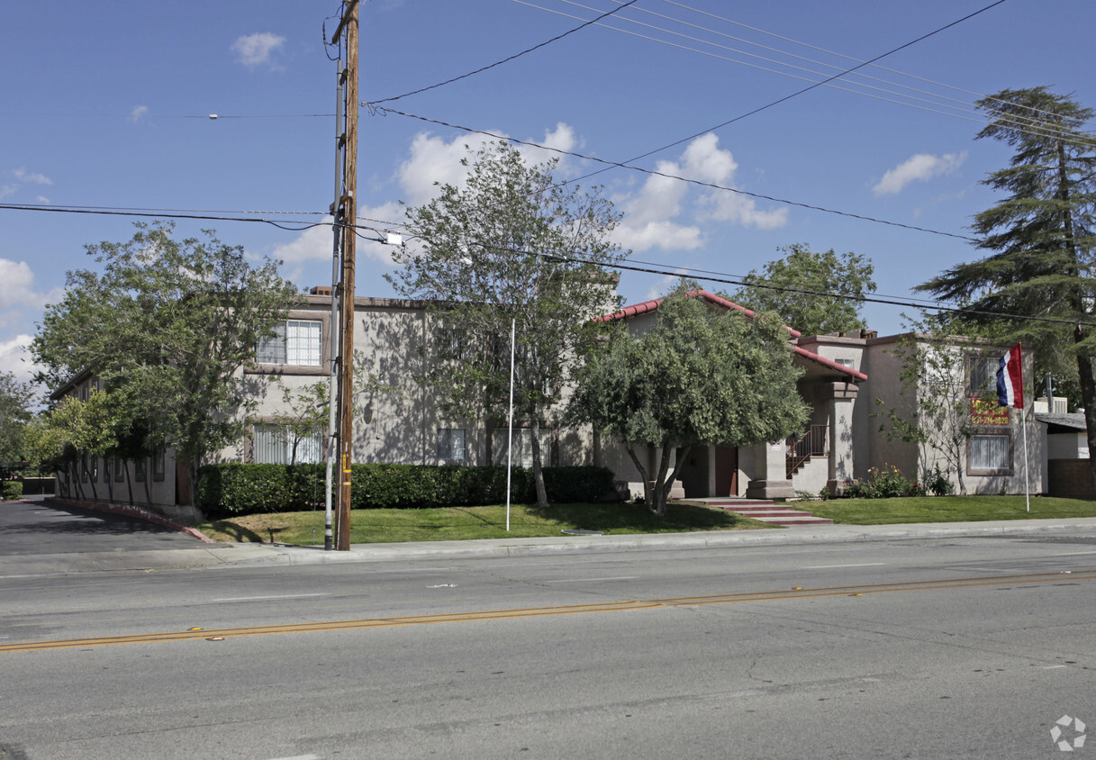 Building Photo - Royal Palms