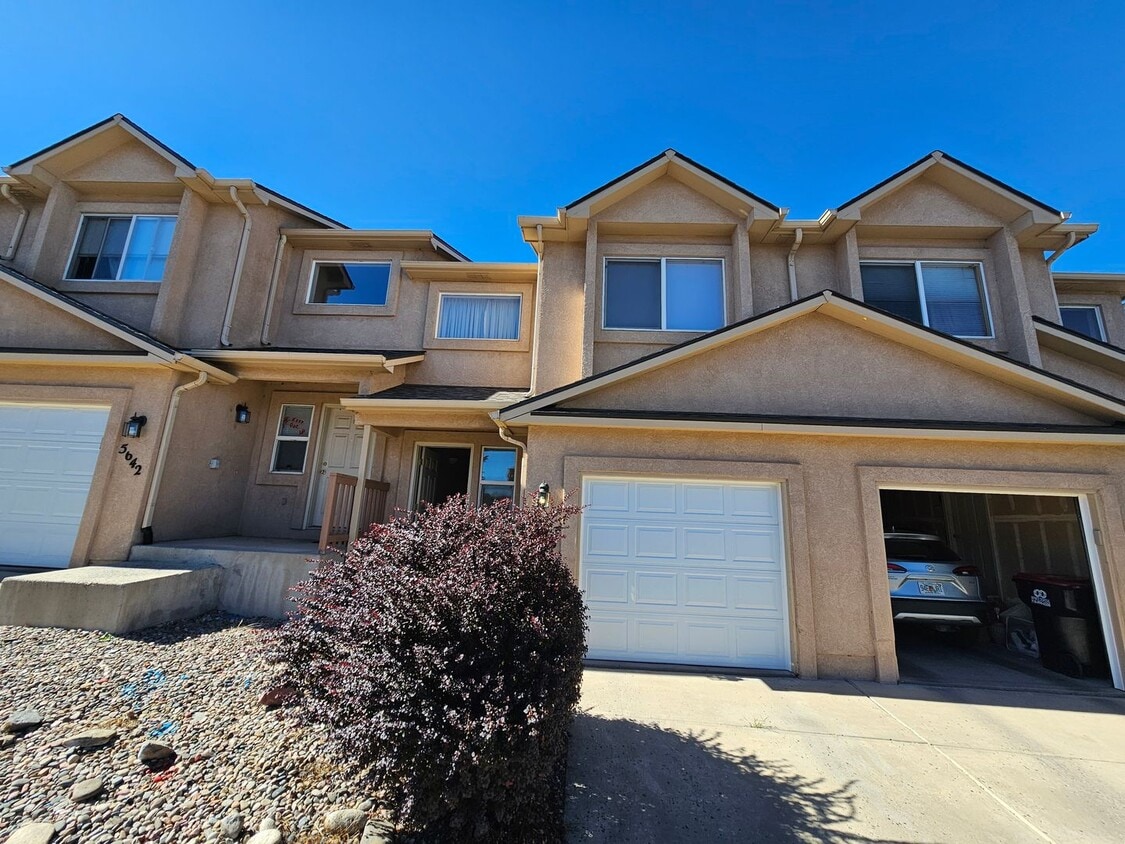 Foto principal - 3 Bed 4 bath Townhome in University Village!
