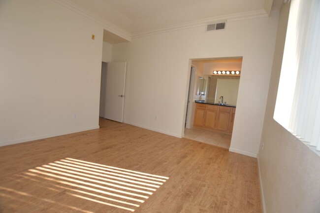 Foto del edificio - Meridian Unfurnished 2 Bed | 2 Bath Top Fl...