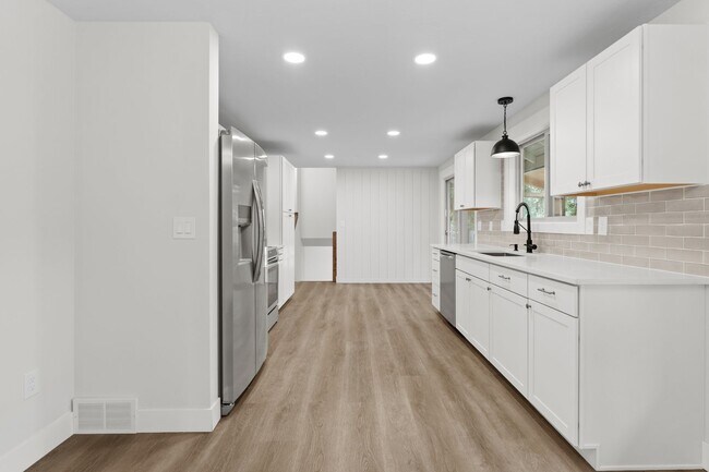 Building Photo - Gorgeous South Hill Home W/ $1000 Move in ...