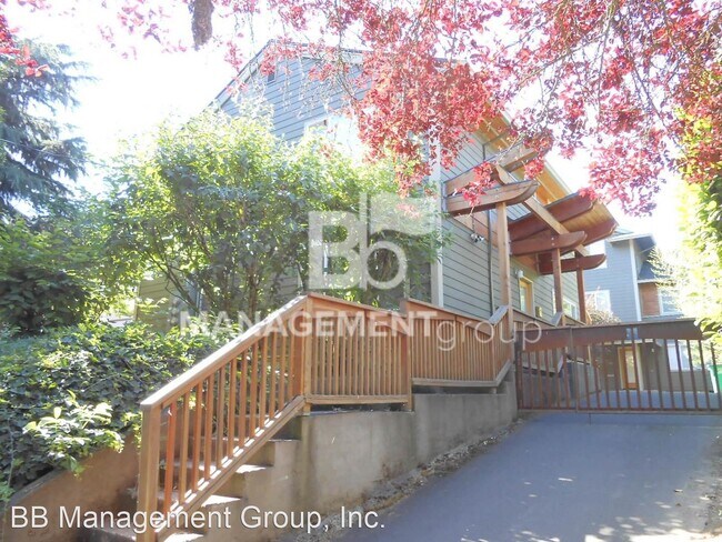 Foto del edificio - 2 br, 1 bath House - 222 NE Fremont Street