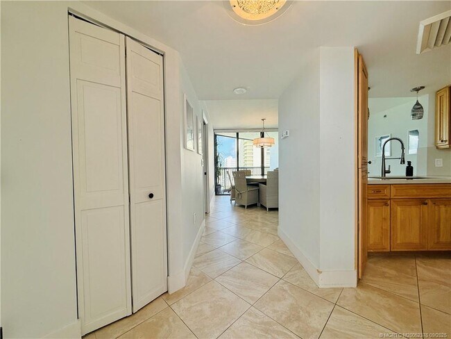 Foto del edificio - 8800 S Ocean Dr