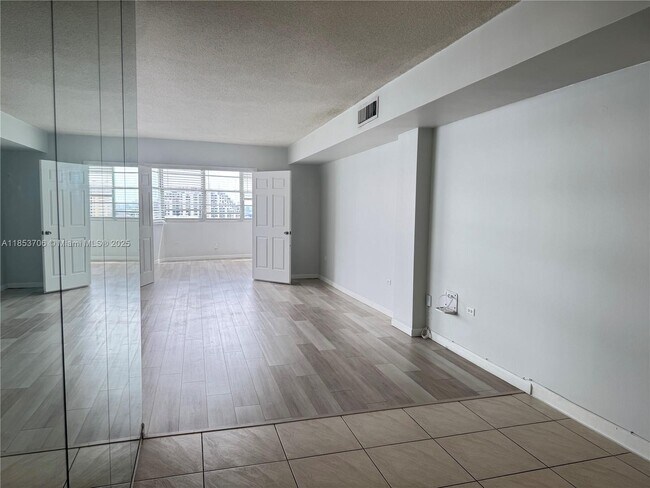 Foto del edificio - 905 Brickell Bay Dr