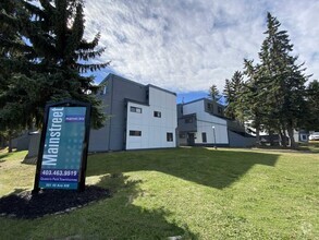 Building Photo - Queen's Park Townhomes