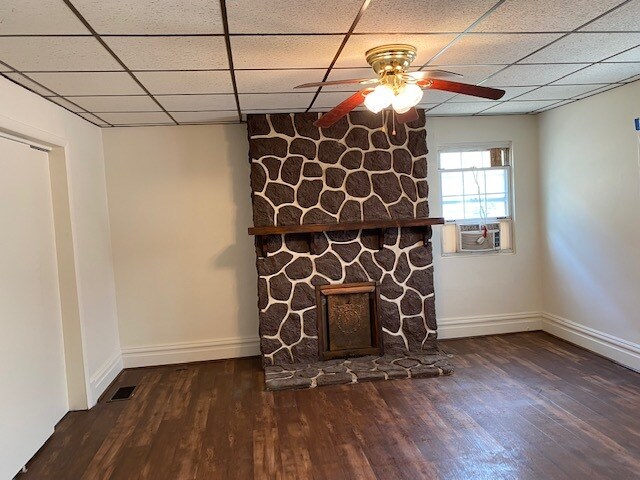 Living room with decorative fireplace - 364 Ohio Ave
