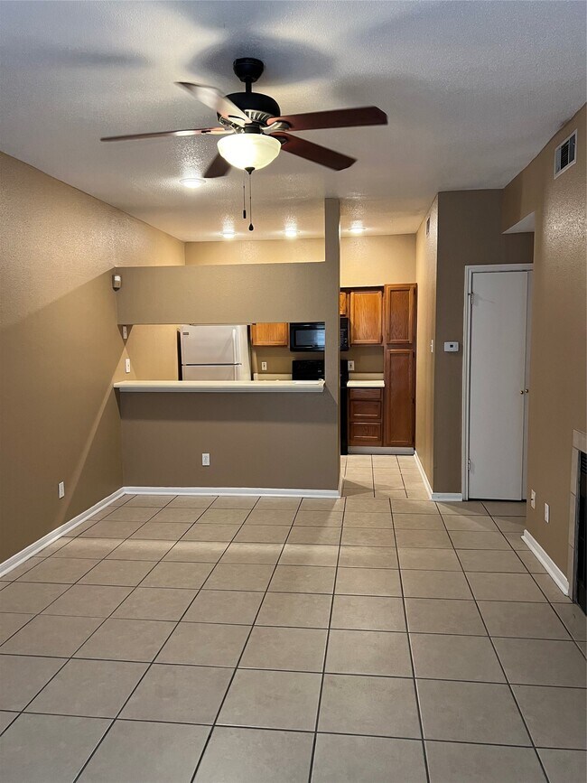 Building Photo - 2121 El Paseo St
