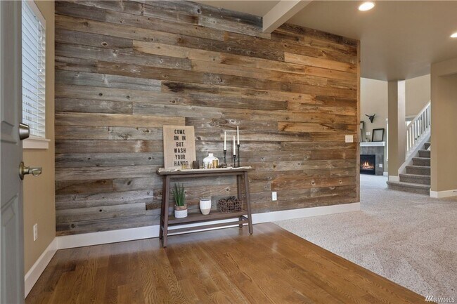 Foto del edificio - Newer, well maintained 4 bedroom home with...