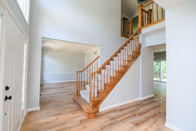 Building Photo - 5 bedroom / 2.5 bathroom Home for Rent in ...