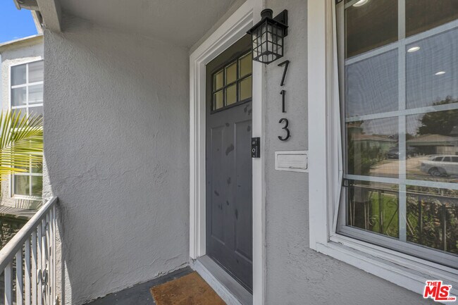 Building Photo - 713 W 118th St