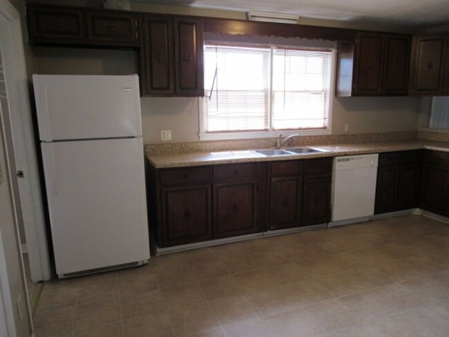 Foto del edificio - 3bd, 2ba. with carport