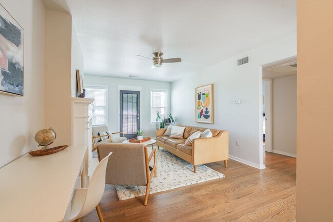 Building Photo - Welcome to this updated 1 Bedroom 1 Bathroom Bungalow Located in the Historic Jefferson Park Dist...