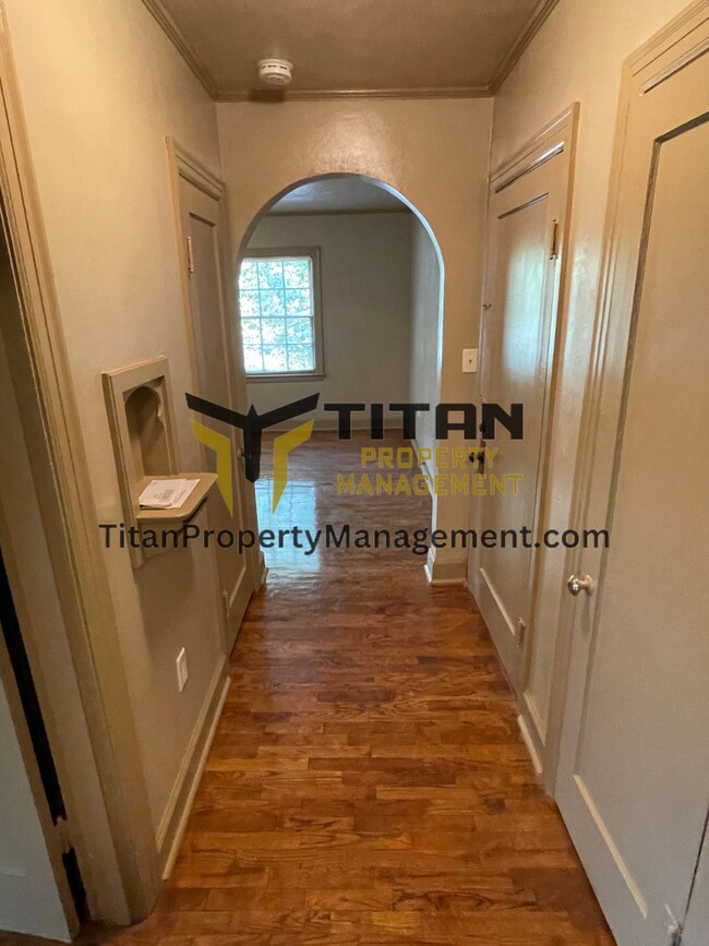 Building Photo - Charming Downtown Apartment