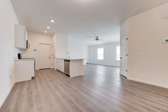 Foto del edificio - New Construction-Never Lived in Duplex, Pe...