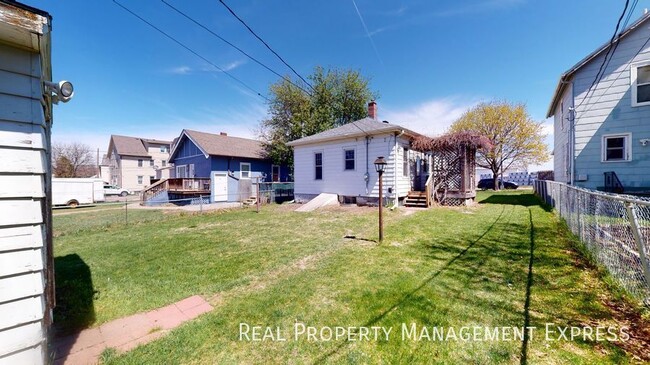 Building Photo - Renovated 2 Bedroom 1 Bathroom Home w/ Sin...