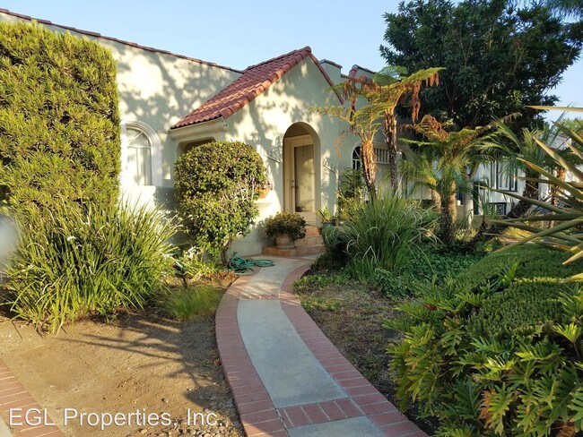 Building Photo - 1201 Poinsettia Dr