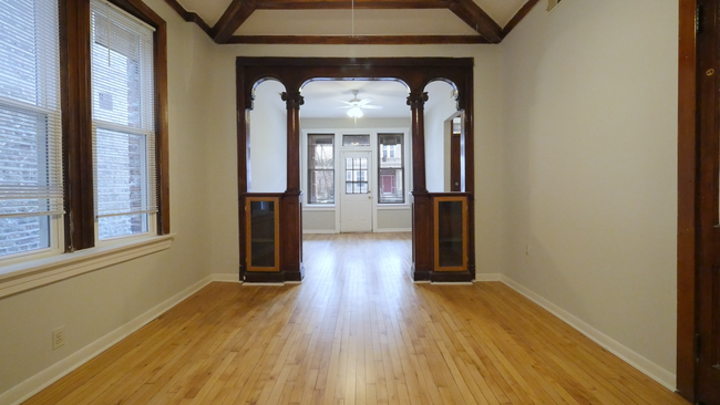 Building Photo - 1422 N Maplewood Ave