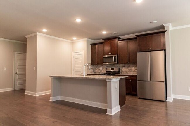 Foto del edificio - 5970 Arbor Knoll Pl