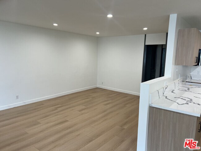 Foto del edificio - 1253 Hayworth Ave