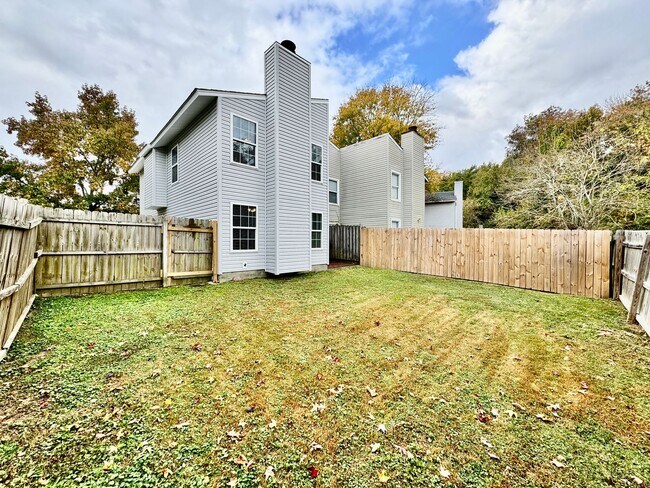 Foto del edificio - Updated & Ready For You NOW! A Pet-Friendly Home w/Attached Garage, All Appliances Convey - HUGE ...