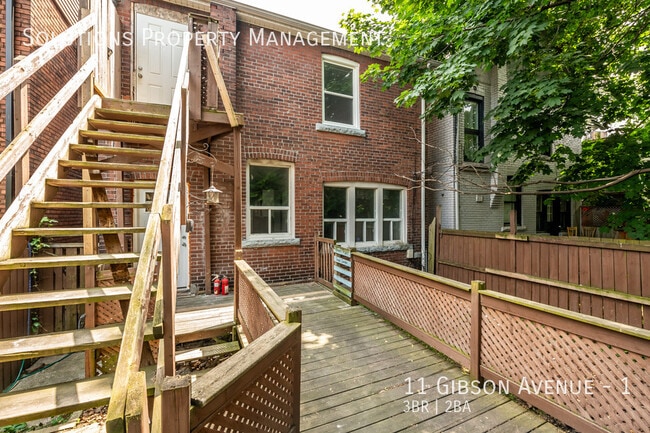 Building Photo - **Beautifully updated 3 Bedroom Unit Centr...