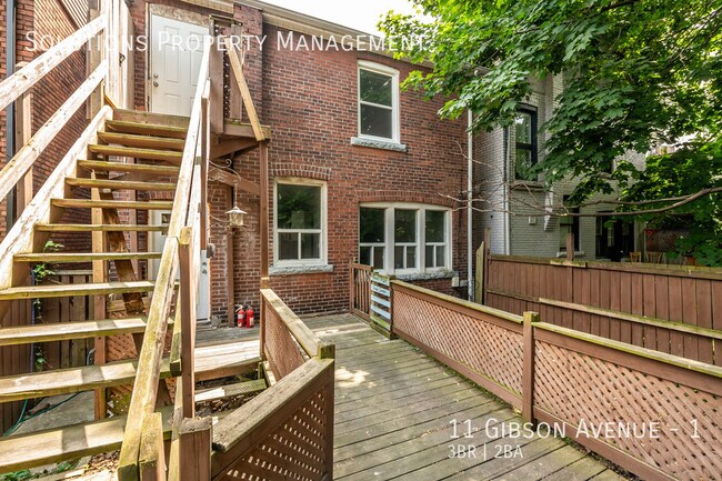 Photo du bâtiment - **Beautifully updated 3 Bedroom Unit Centr...