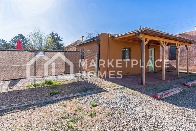 Building Photo - 913 1/2 Old Pecos Trail