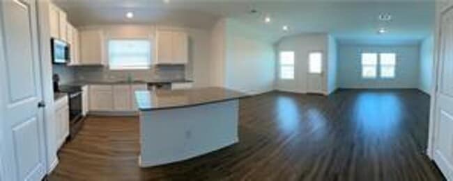 Building Photo - Open floorplan